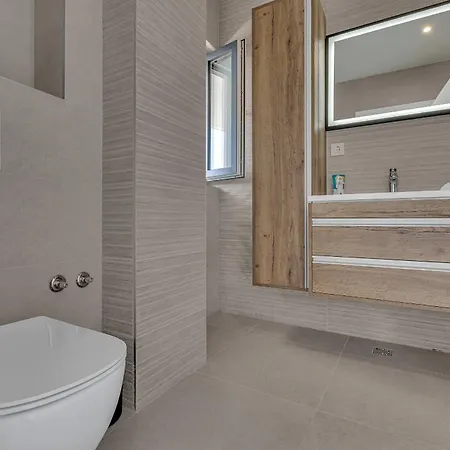 Solas Lux Makarska - *